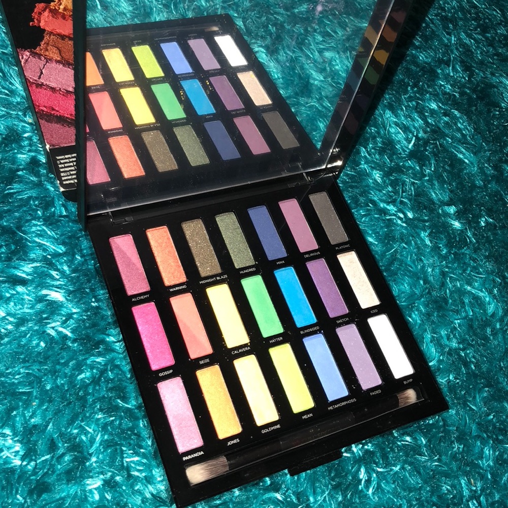 Urban Decay “Full Spectrum” eyeshadow palette - Picture 3 of 5